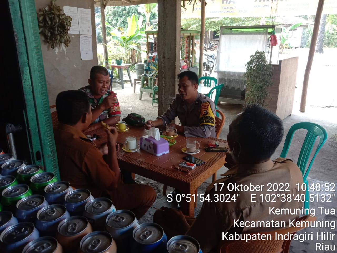 Babinsa Koramil 09/Kemuning Bersama Bhabinkamtibmas Lakukan Komsos Bersama Warga