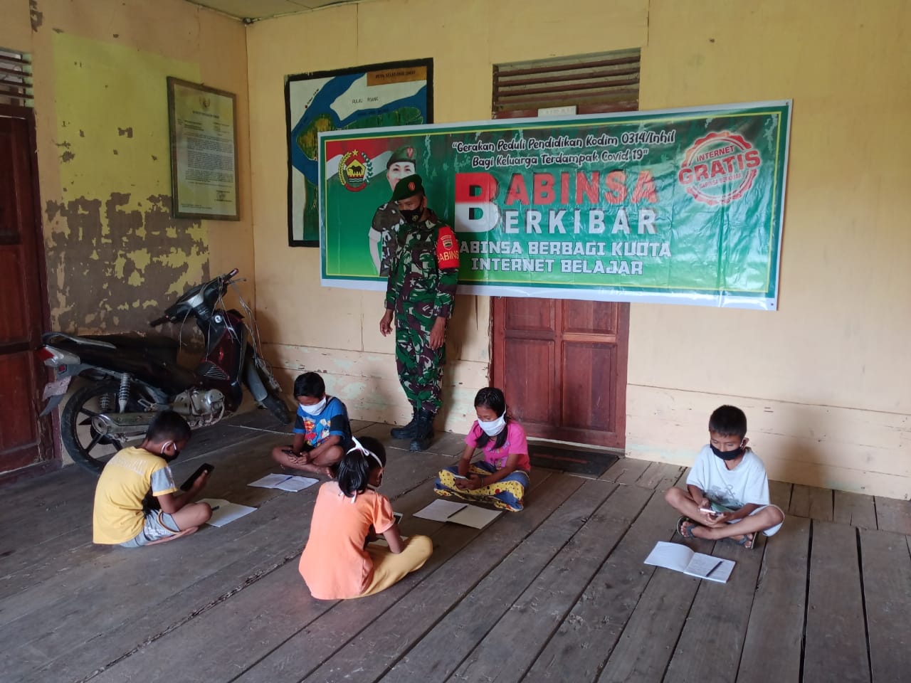 BERKIBAR di Koramil 04/Kuindra Mudahkan Siswa Belajar Daring di Concong Luar