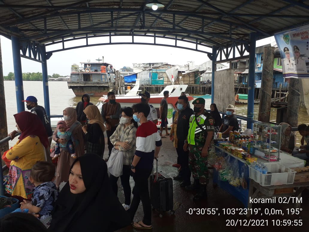 Babinsa Pinta Warga di Pelabuhan Tanah Merah Tetap Patuhi Protkes Walaupun Sudah Divaksin