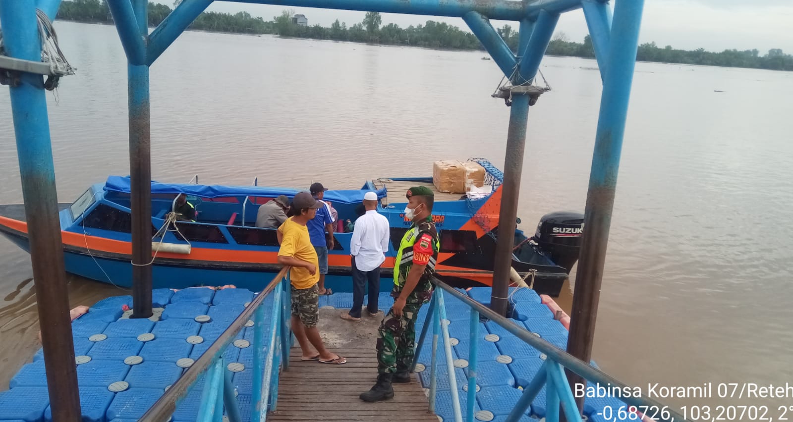 Babinsa Koramil 07/Reteh Melaksanakan Pengecekan dan Pengawasan Terhadap Pengunjung