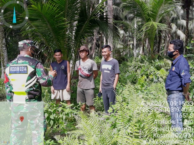 Personil Koramil 02/Tanah Merah Rutin Lakukan Patroli Karhutla di Kelurahan Enok