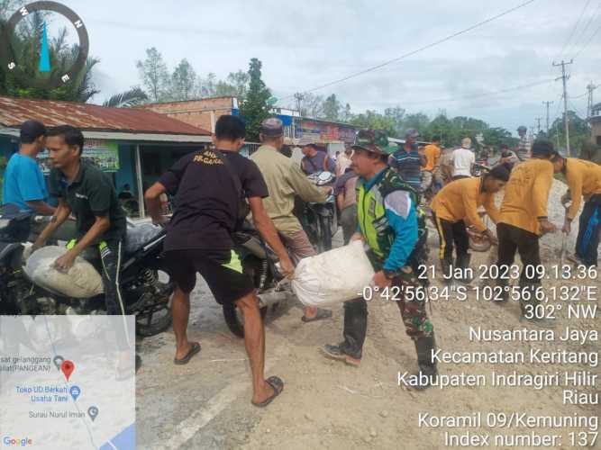 Komsos Sekaligus Gotong Royong Bersama Babinsa Koramil 09/Kemuning