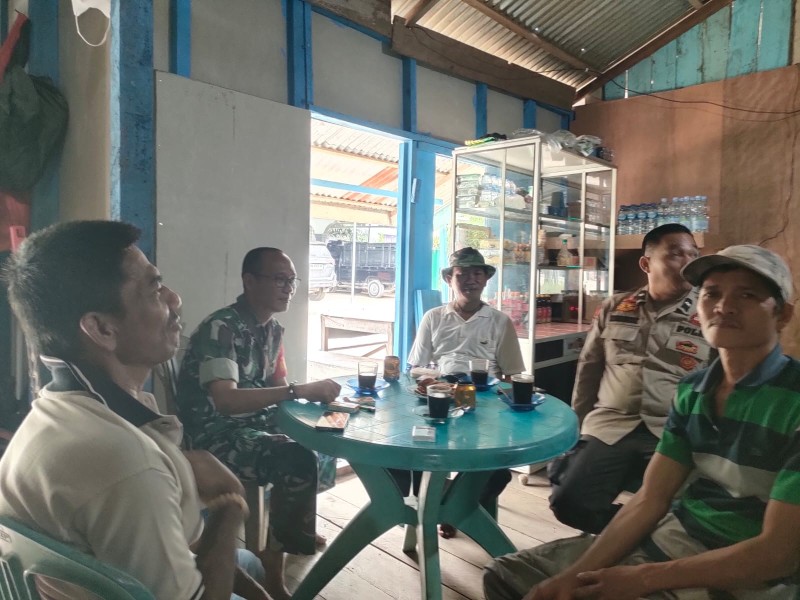 Sinergi Babinsa dan Bhabinkamtibmas, Ichlas Manalu Laksanakan Komsos dengan Warga Desa Sungai Gantang