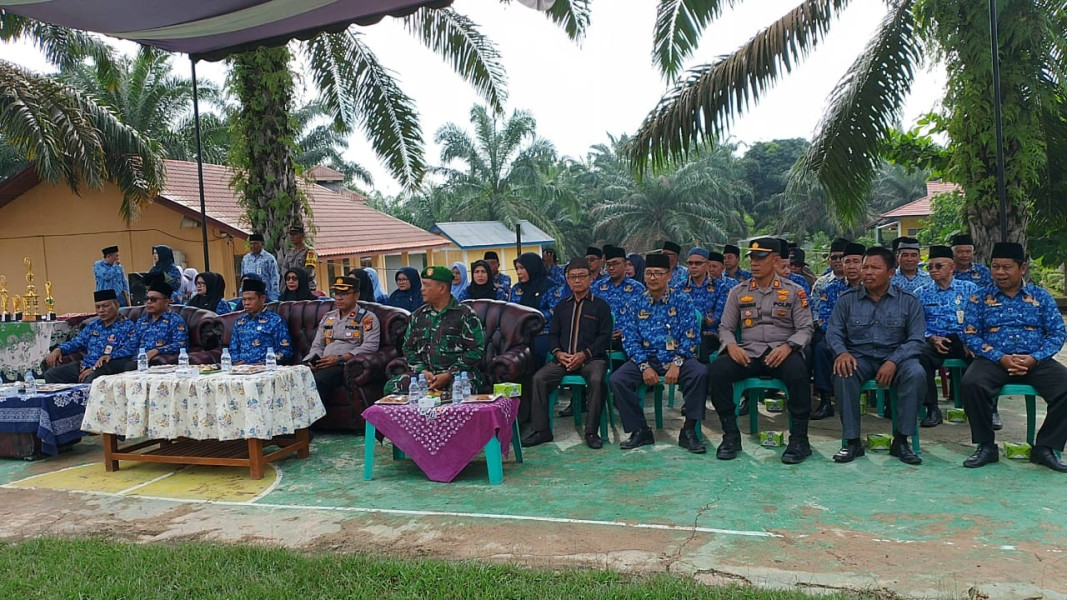 Dengan Memperingati HUT Korpri, HUT PGRI dan HUT Kesehatan, Danramil 09/Kemuning Mengikuti Upacara Serentak