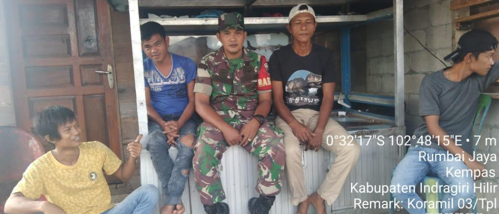 Komsos Bersama Pemuda, Babinsa Koramil 03/Tpl Ajak Pemuda Jaga Keamanan