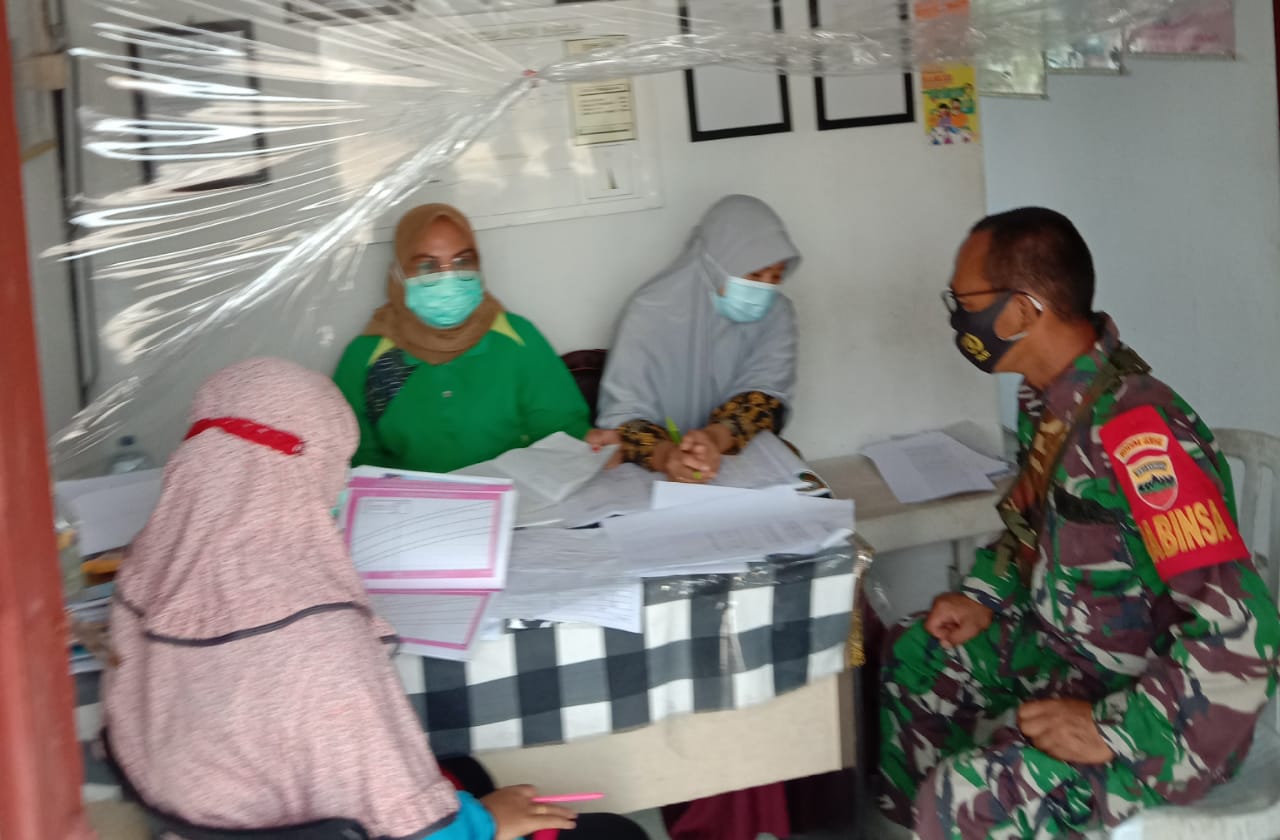 Babinsa Koramil 04/Komsos Bersama Tenaga Kesehatan di Wilayah Binaannya