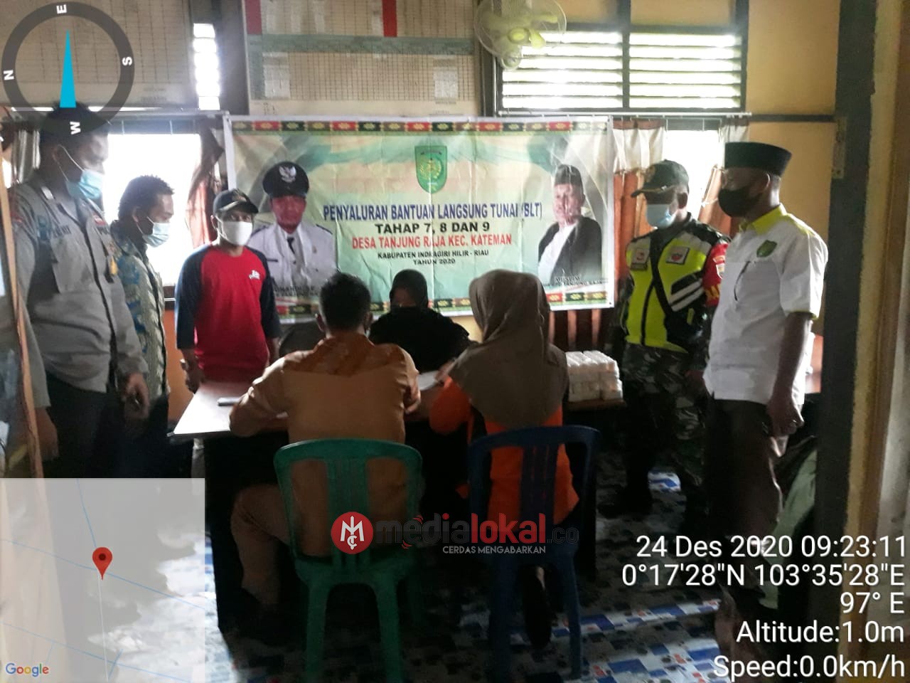 Babinsa Tanjung Raja Dampingi Penyaluran BLT Untuk 100 KK Terdampak Covid-19