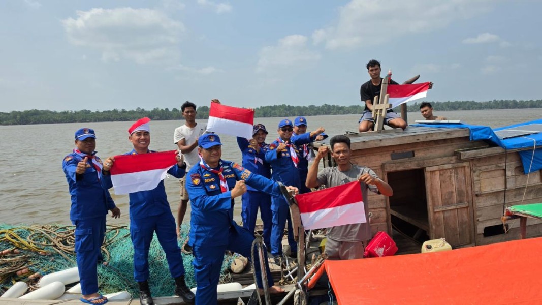 Sat Polairud Polres Pelalawan Bagikan Bendera Merah Putih Dan Bansos Kepada Nelayan Di Perairan Kuala Kampar
