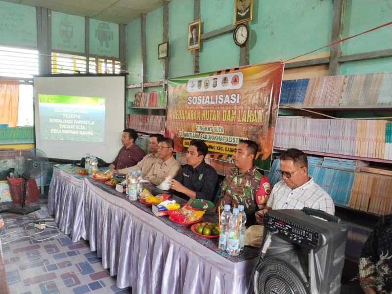 Babinsa Koramil 05/Gas Sertu Guntur Komsos Bersama Masyarakat Simpang Gaung