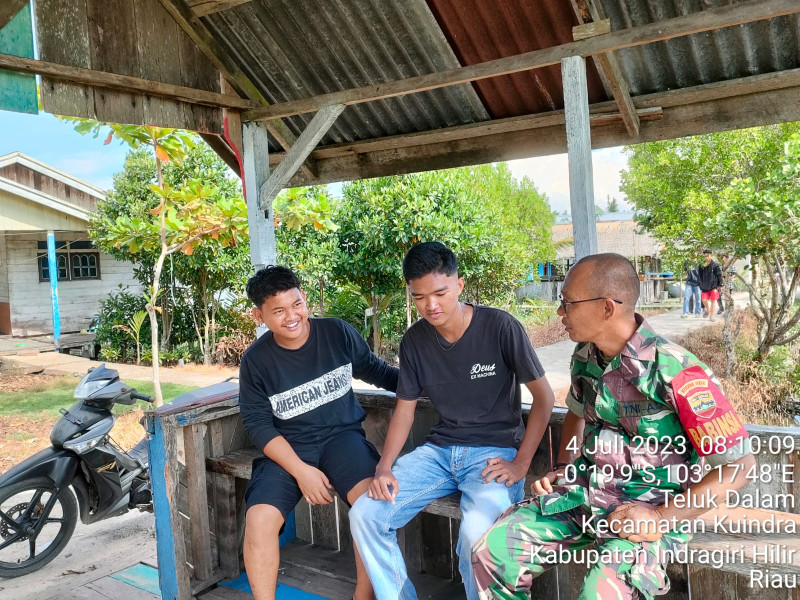 Wujudkan Kekompakan dan Kedekatan, Babinsa Koramil 04/Kuindra Laksanakan Komsos di Wilayah