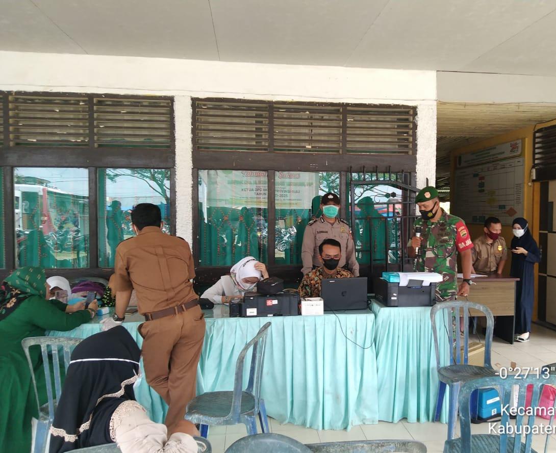 Pastikan Kondusif, Babinsa Koramil 03/Tempuling Dampingi Pelaksanaan Vaksinasi di Kantor Camat