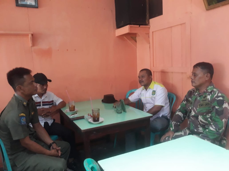 Babinsa Koramil 05/GAS Serma Sasmito Melaksanakan Komsos Bersama Staf dan Pendamping Desa