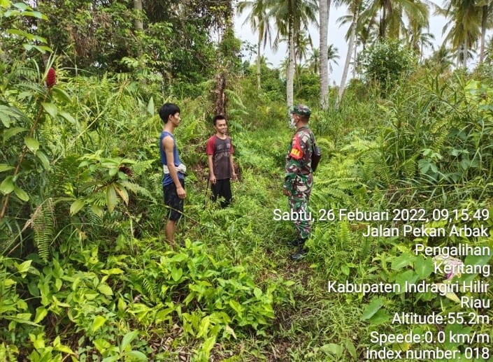 Babinsa Koramil 09/Kemuning Gencarkan Patroli Karhutla di Pengalihan Keritang