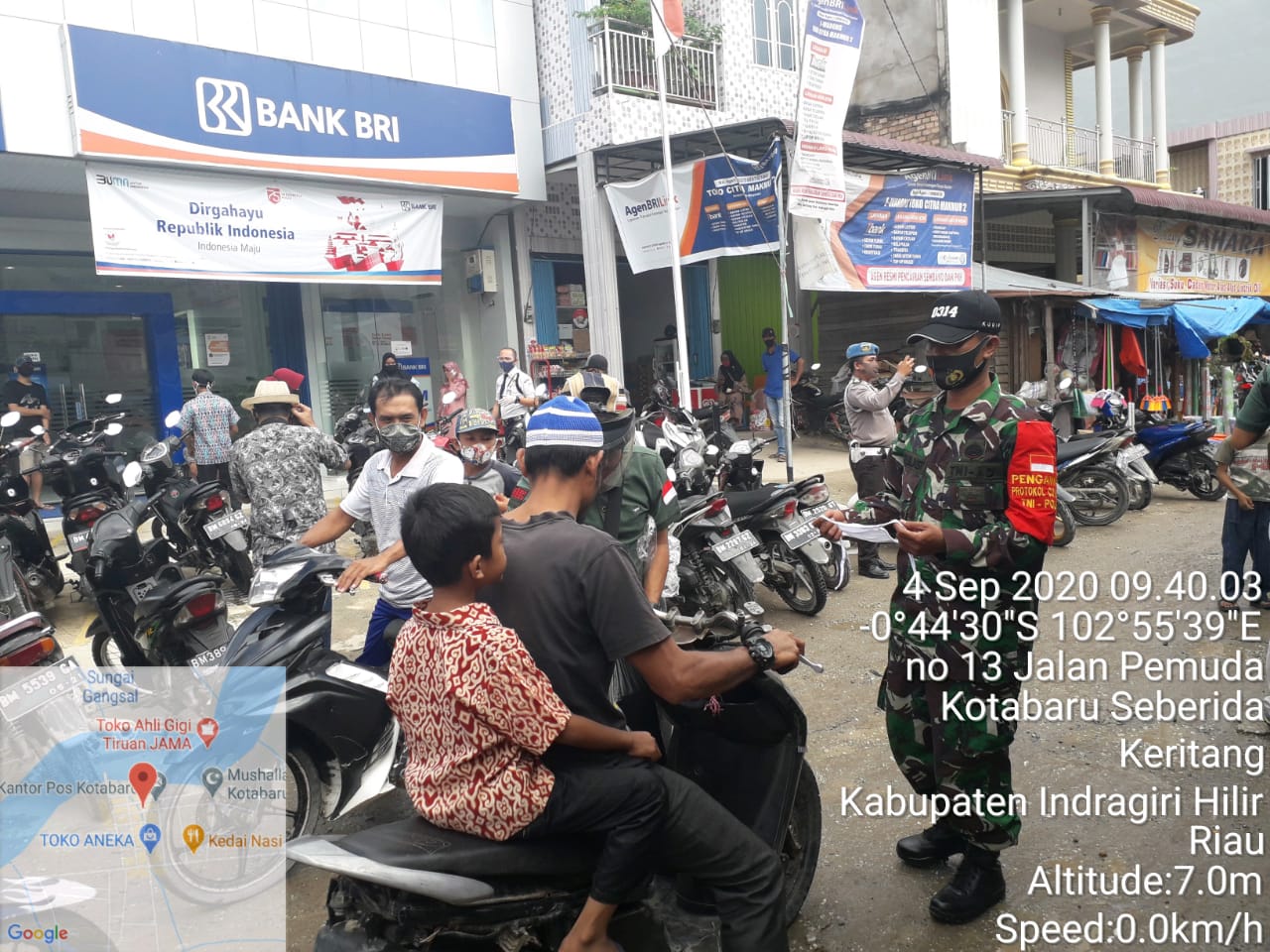 Personil Koramil 09/Kemuning bersama Satgas Covid-19 Tertibkan Pasar Kotabaru Seberida