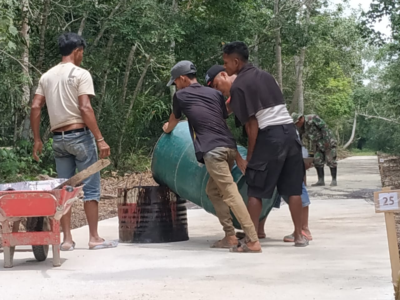 Dihari Terakhir TMMD, Warga Masih Antusias Bergotong-royong bersama TNI Dihari Terakhir TMMD, Warga Masih Antusias Bergotong-royong bersama TNI