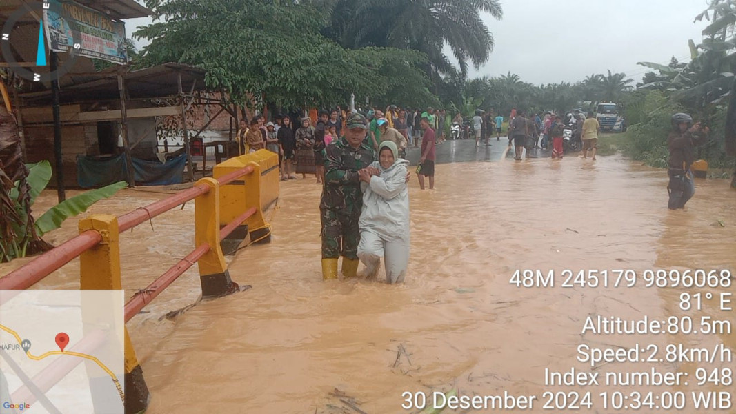 Evakuasi Banjir di Desa Batu Ampar, Danramil 09/Kemuning Langsung Beraksi