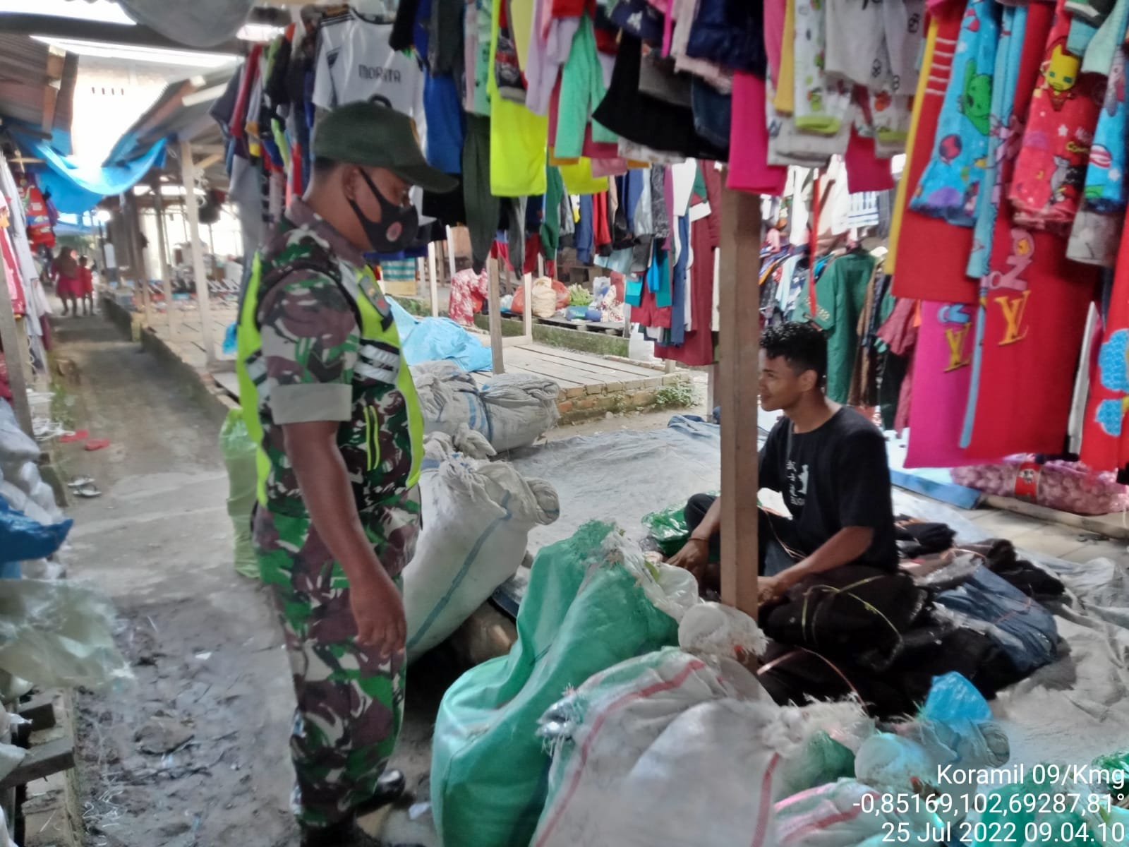 Personel Koramil 09/Kemuning Laksanakan Kegiatan Sosialisasi dan Penegakan Disiplin Prokes