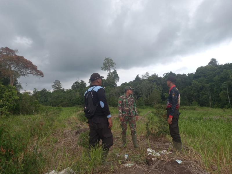 Cegah Kebakaran Hutan, Babinsa Koramil 05/Gas Pratu Sandi Wahyudi Laksanakan Patroli