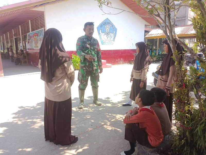Babinsa Koramil 03/Tempuling Semai Nilai Pancasila di SDN 001 Sungai Salak