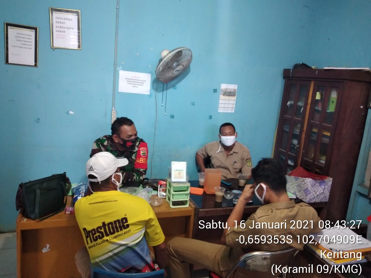 Babinsa Koramil 09/Kemuning Komsos Terkait Penerimaan Menjadi Prajurit TNI di Kantor Desa Sencalang