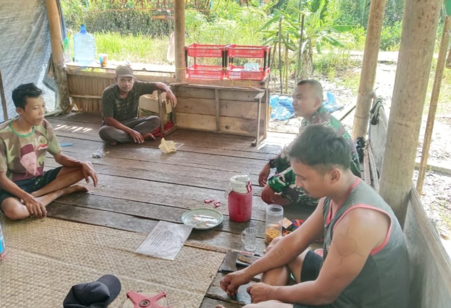 Babinsa Koramil 07/Reteh Serka Barus Laksanakan Komsos Bersama Masyarakat Desa