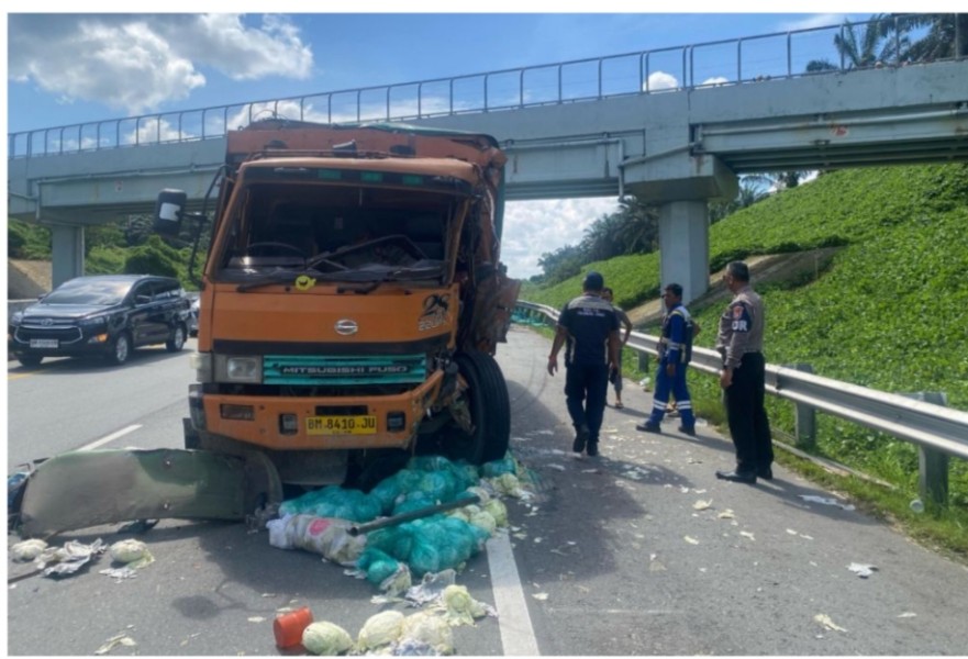 Sayur Berserakan di Tol Pekanbaru-Dumai