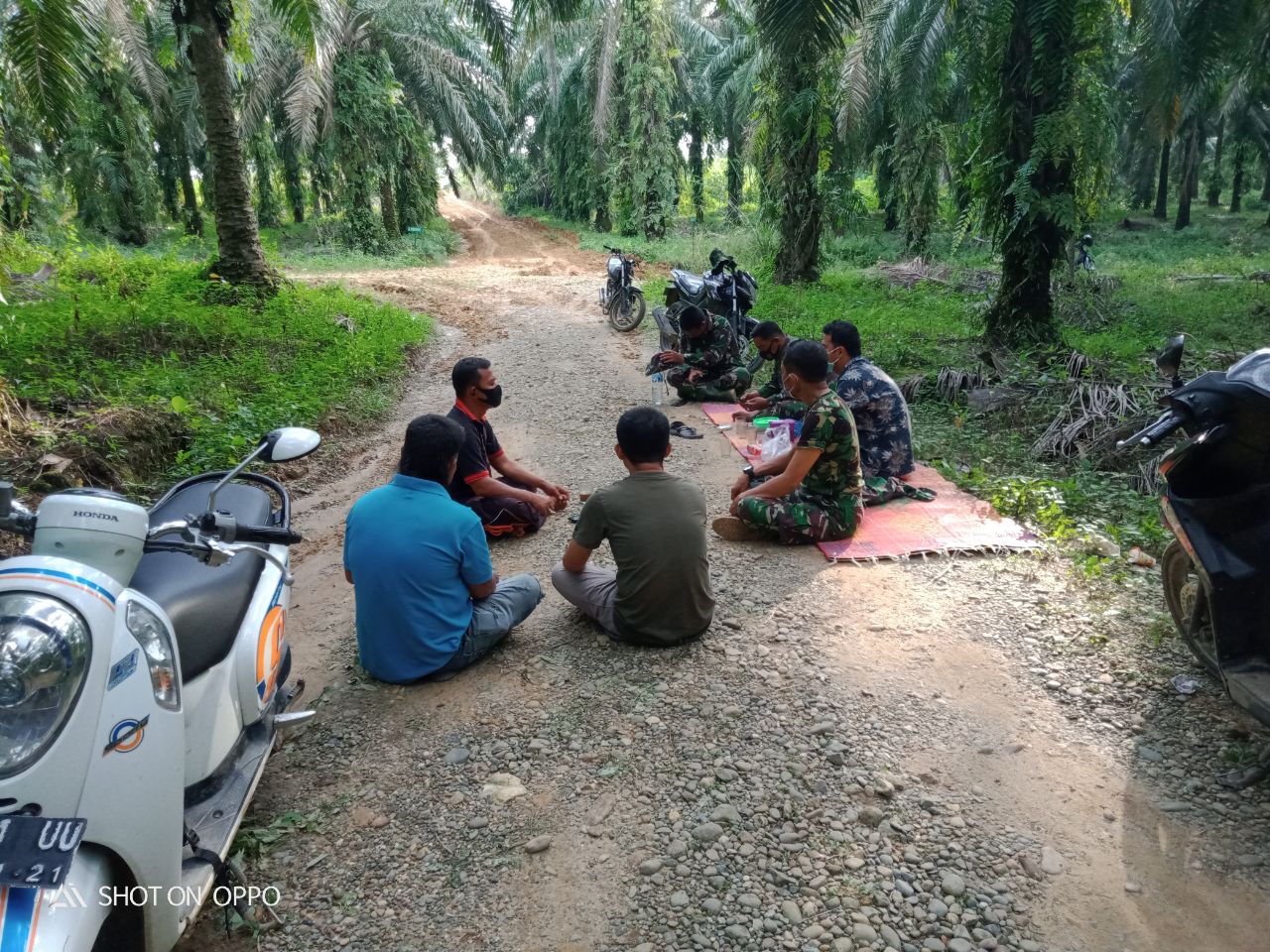 Tidak Mengenal Tempat Satgas TMMD ke-110 Kodim 0313 KPR Gencar lakukan Komsos 