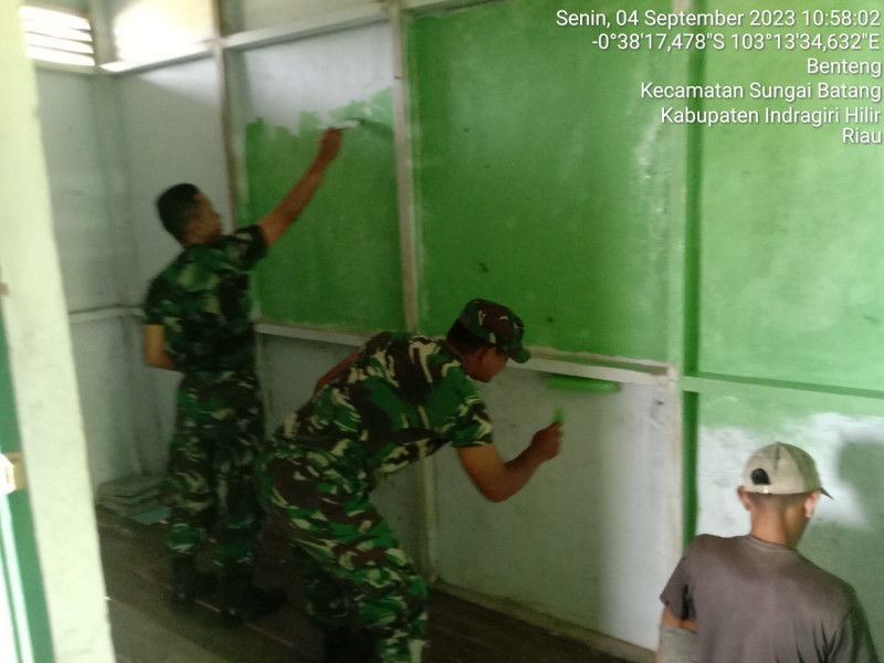 Giat Goro Pengecatan Kantor dan Pembersihan Yang Dilakukan Babinsa Koramil 07/Reteh