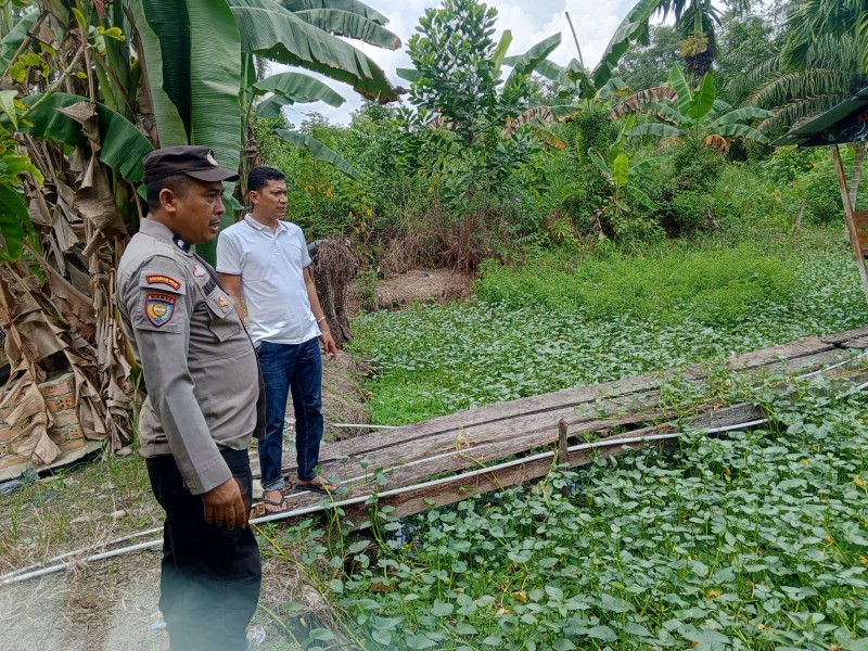 Bhabinkamtibmas Polsek Keritang Turun ke Kolam, Dampingi dan Edukasi Warga Budidaya Lele