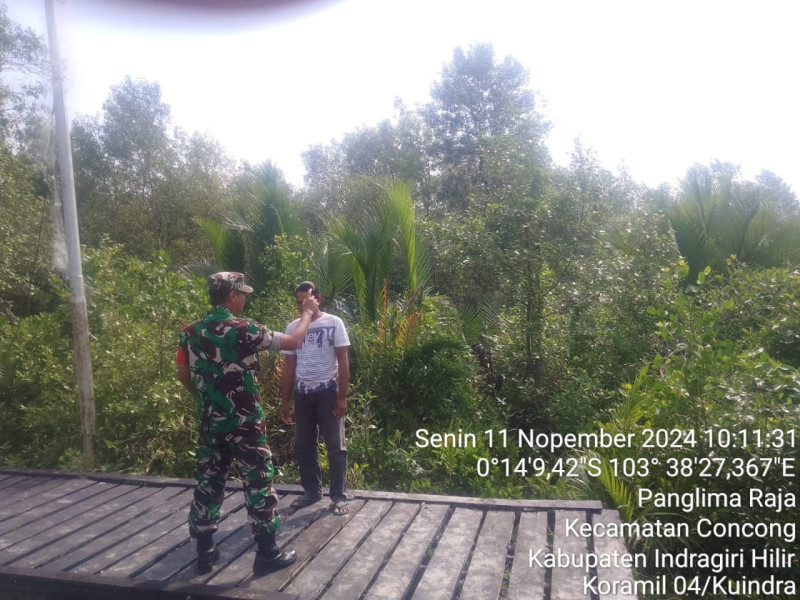 Babinsa Koramil 04/Kuindra Cegah Kebakaran Bersama Masyarakat