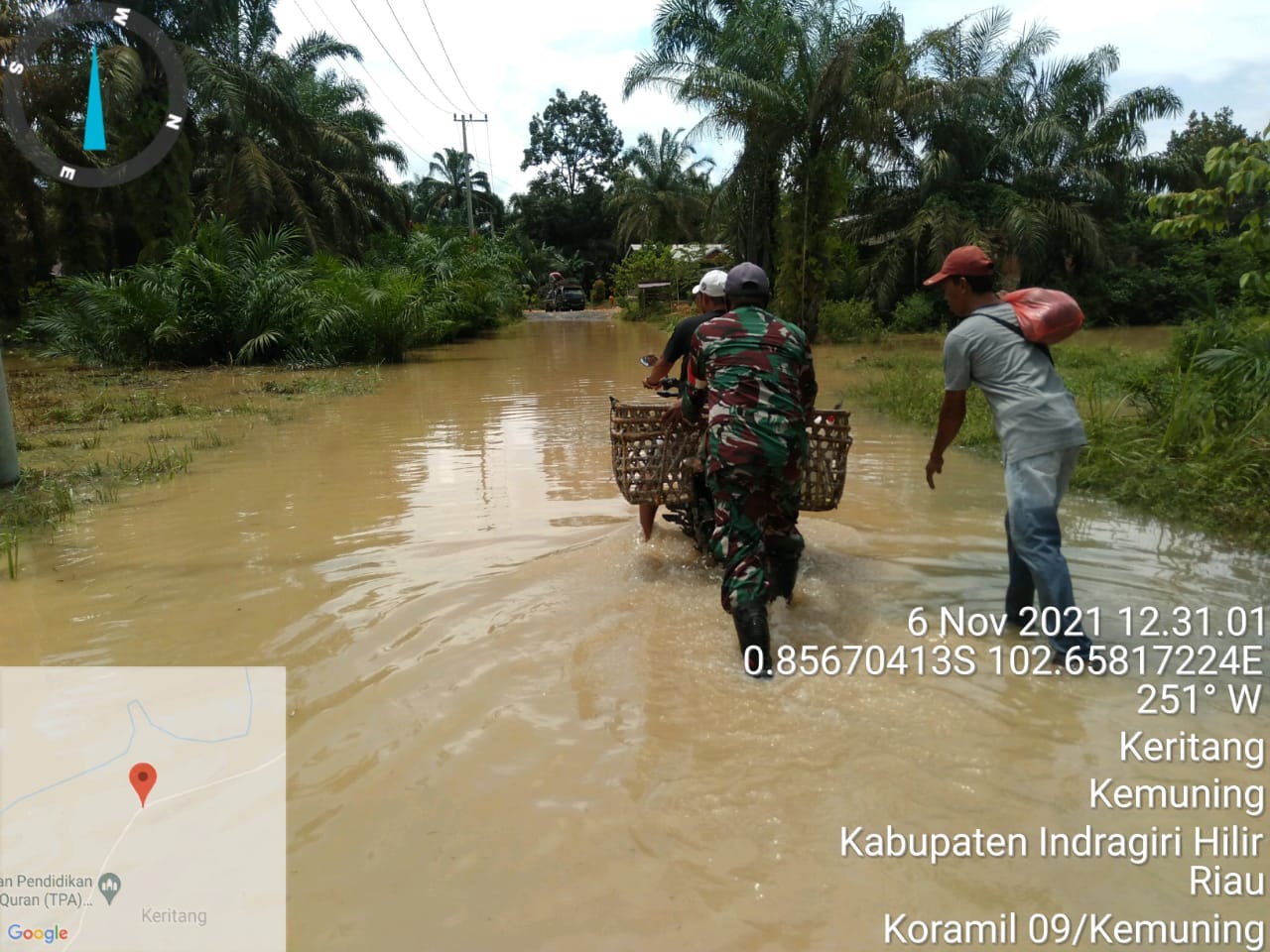 Babinsa Koramil 09/Kemuning Bantu Warga yang Terkena Banjir