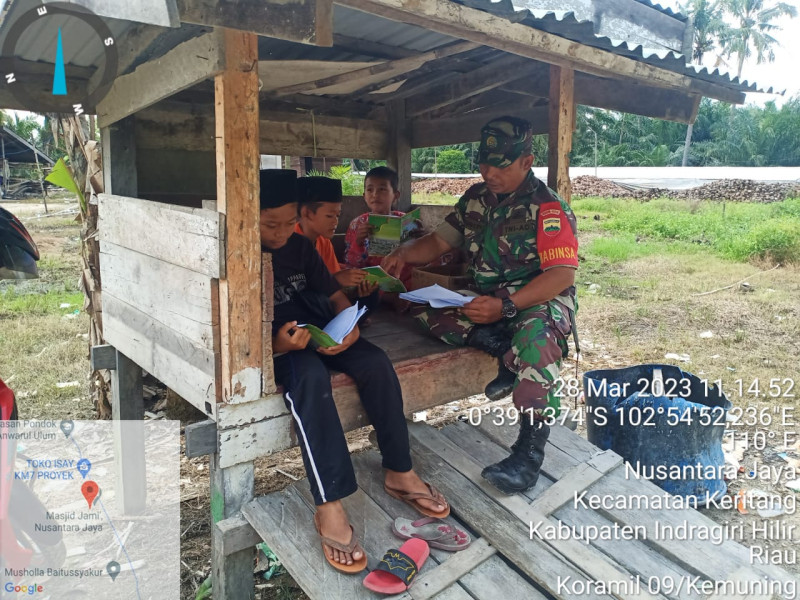 Komsos Bersama Anak-Anak Warga, Babinsa Koramil 09/Kemuning Jalin Silaturahmi