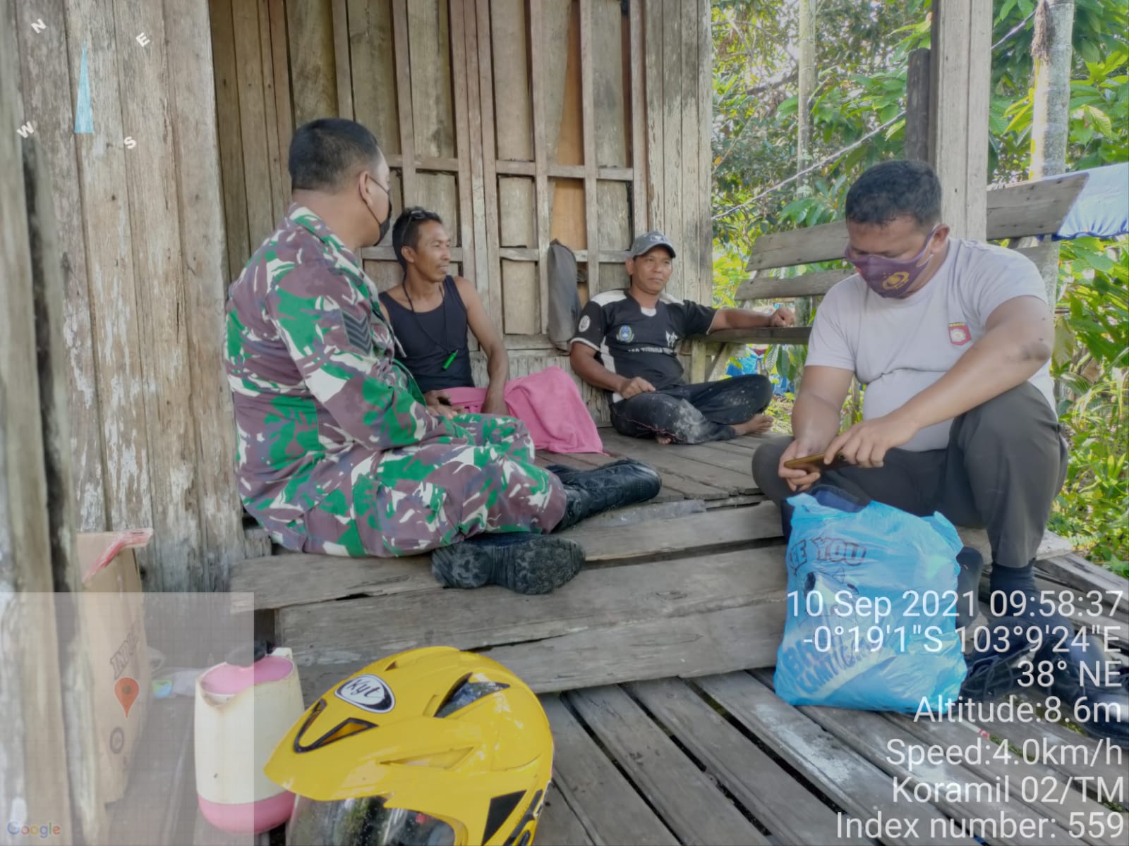 Kompak, Babinsa dan Bhabinkamtibmas Lakukan Komsos Bersama di Sungai Lokan