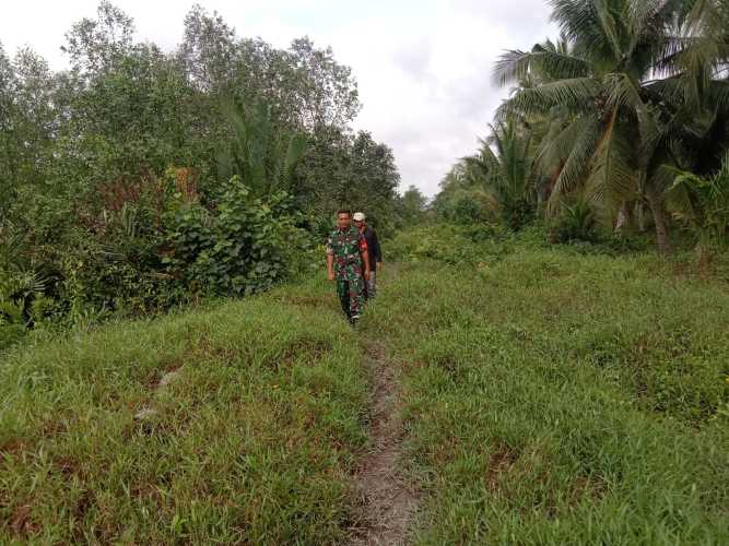 Bersama Masyarakat dan Babinsa Koramil 04/Kuindra Tegakkan Patroli Rutin