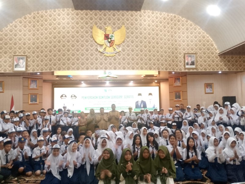 Bupati Bistamam dan Wabup Jhony Charles Penuhi Janji Politik, Bagikan Seragam Sekolah Gratis untuk Siswa SMP se Rohil