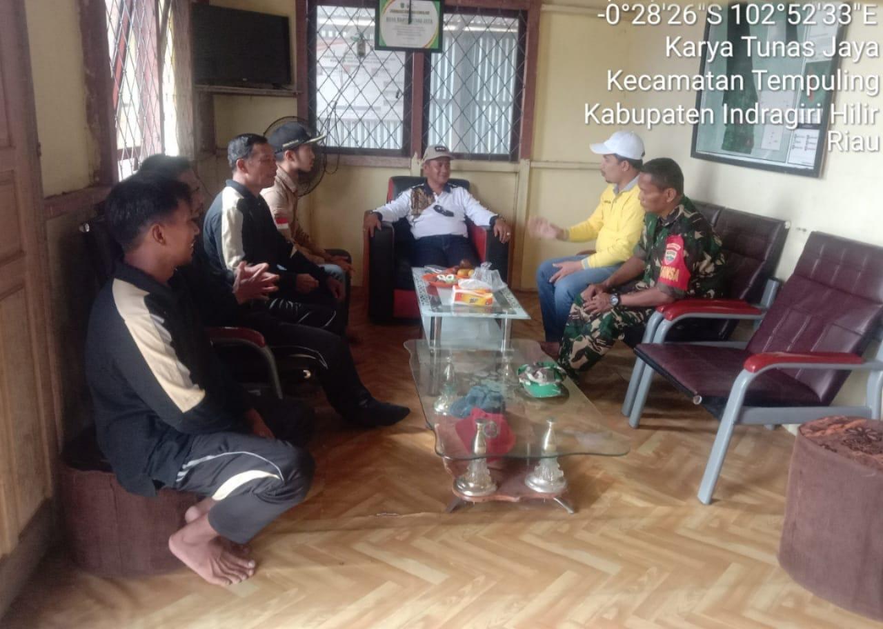 Guna Bangun Sinergitas, Babinsa Koramil 03/Tempuling Komsos Dengan Kades Dan Perangkat Desa