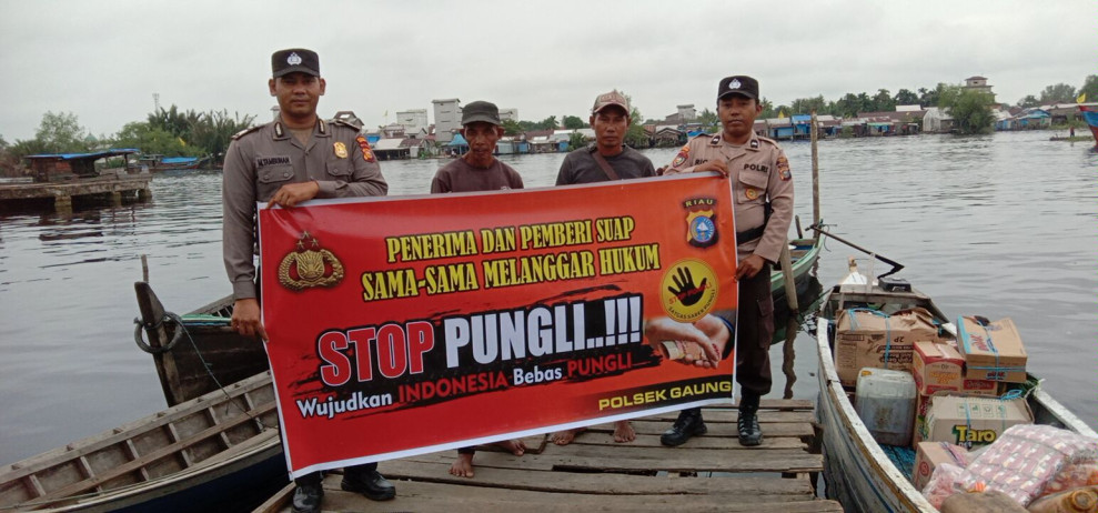 Personil Polsek Gaung Berikan Sosialisasi Siber Pungli Kepada Masyarakat Pengguna Angkutan Air