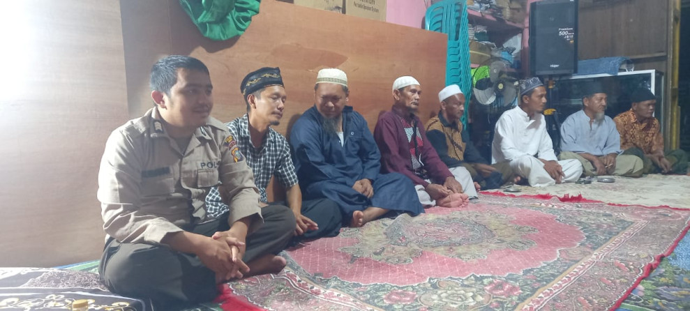 Berikan Dukungan, Bhabinkamtibmas Brigadir Sebi Kurniawan Hadiri Acara Tahlilan di Desa Gembira