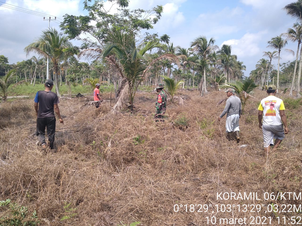 Jaga Stabilitas Lahan dari Karlahut, Babinsa Lakukan Patroli di Desa Sumber Makmur Jaya