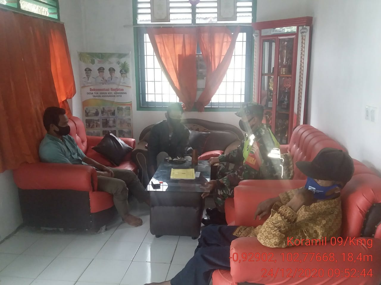 Pererat Silahturrahmi, Babinsa Koramil 09/Kemuning Komsos dengan Aparat Desa Tuk Jimun