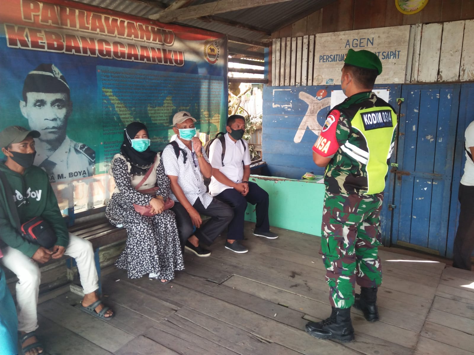 Penegakan Protkes Jadi Rutinitas Personil Koramil 04/Kuindra Serda Mas Yayat