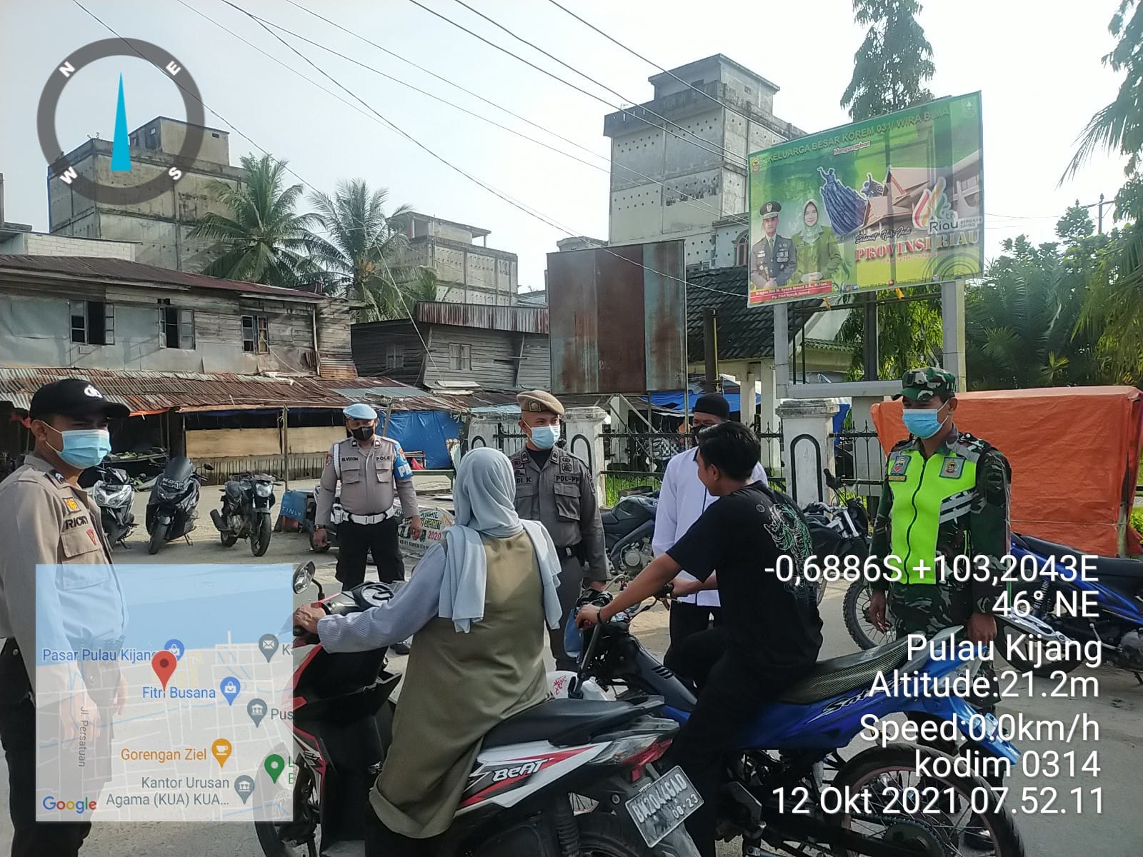 Personil Koramil 07/Reteh Pantau Protokol Kesehatan di Jalan-jalan Umum