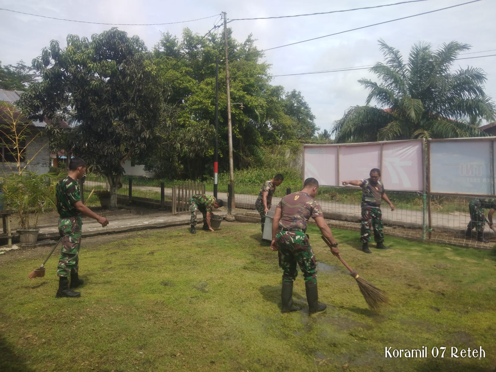 Babinsa Koramil 07/Reteh Bersama Anggota Lakukan Pembersihan Di Sekitar Kantor