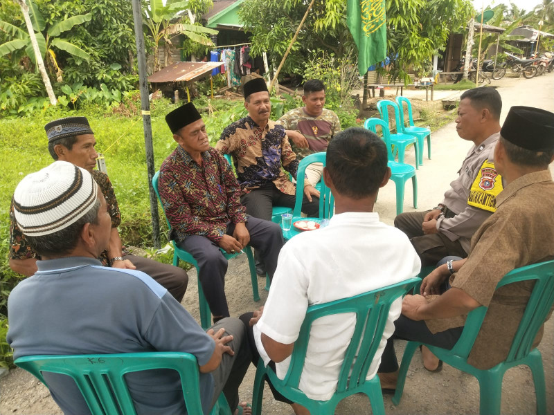 Personil Polsek Gaung Melaksanakan Giat Cooling System Dengan Tokoh Masyarakat Tentang Pilkada Damai