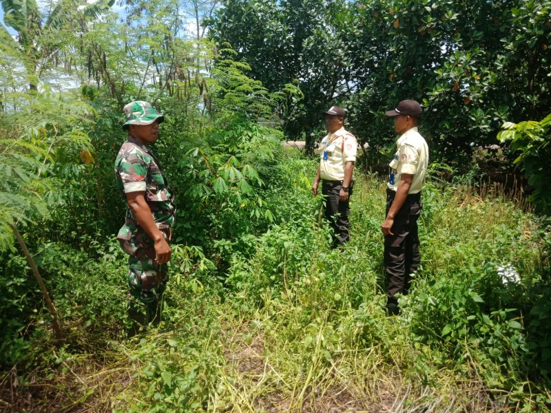 Babinsa Koramil 05/Gas Koptu Suryadi Bersama Masyarakat Melaksanakan Kegiatan Patroli Tapal Batas dan Himbauan  Karlahut