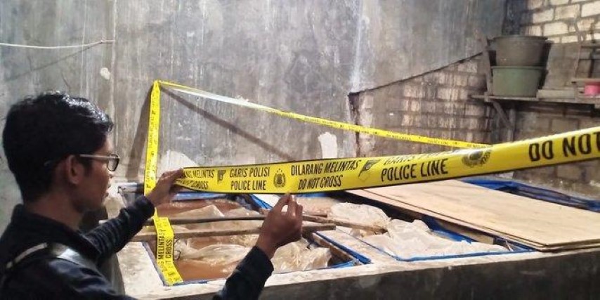 Gerebek Pabrik Rumahan, Polisi Sita 30 Liter Arak Siap Edar di Surabaya