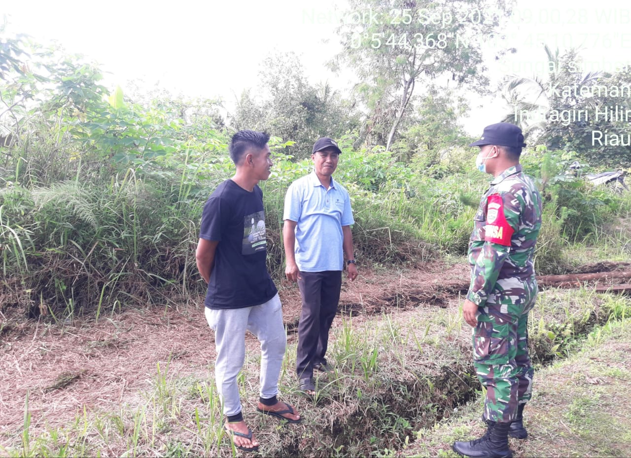 Babinsa Desa Simbar Lakukan Sosialiasi Serta Ingatkan Warga Tentang Bahaya Karhutla
