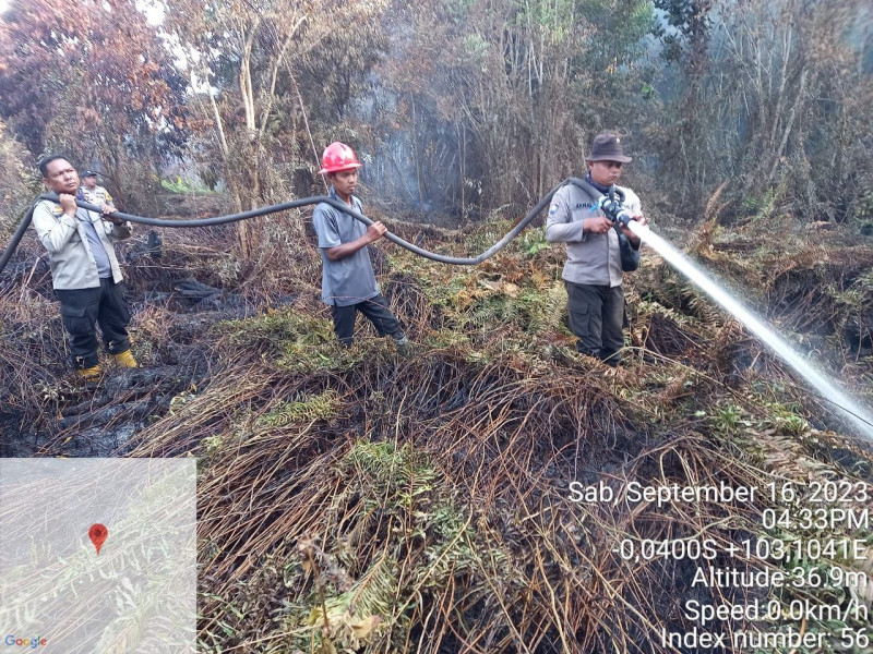Respos Cepat, Anggota Polsek Gaung Laksanakan Pemadaman Kebakaran Hutan dan Lahan
