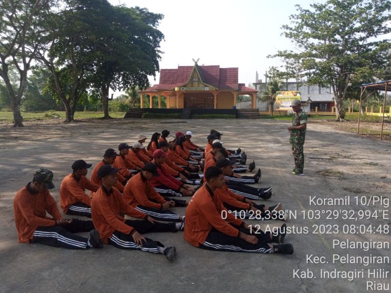 Komsos Bersama Para Anggota Paskibra, Babinsa Koramil 10/Pelangiran Berikan Arahan Terkait Tata Cara PBB