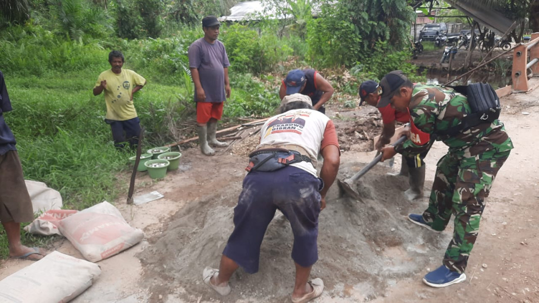 Rehab Jembatan Terus di Kebut Anggota Koramil 03/Tpl Dalam Satgas Kodim 0314/Inhil bersama Warga